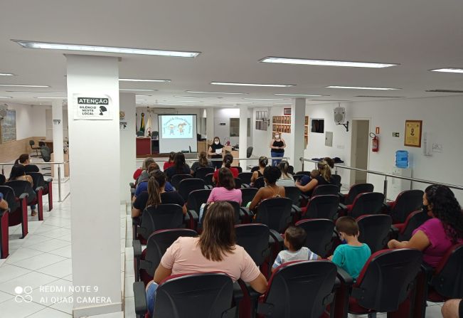 Reunião para pais e servidores da Escola Municipal de Educação Infantil de Bozano.